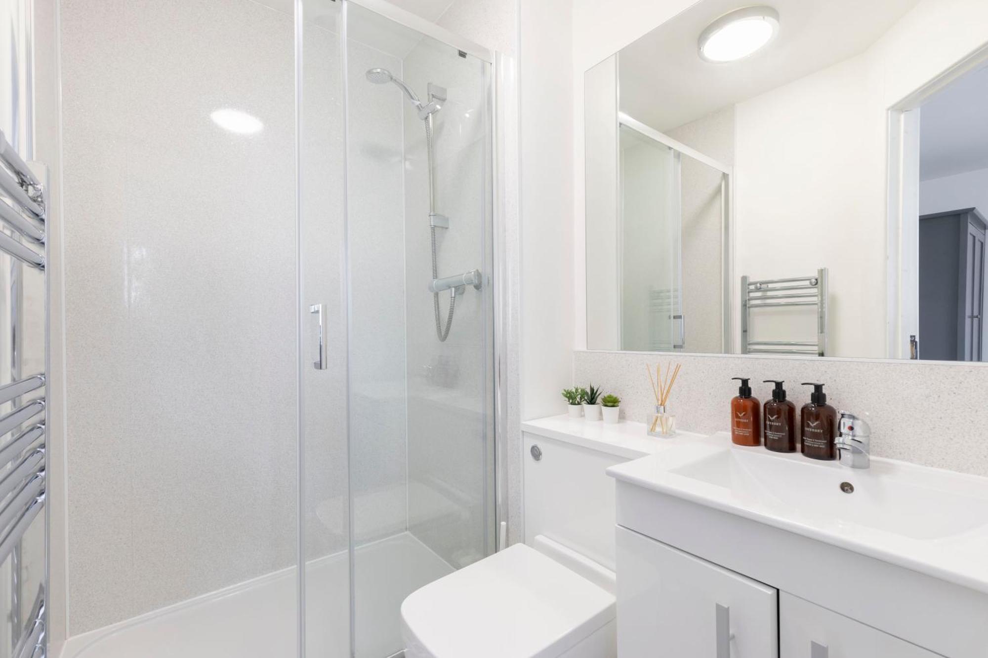 Modern Four Bedroom Four Bathroom Home 切尔滕纳姆 外观 照片