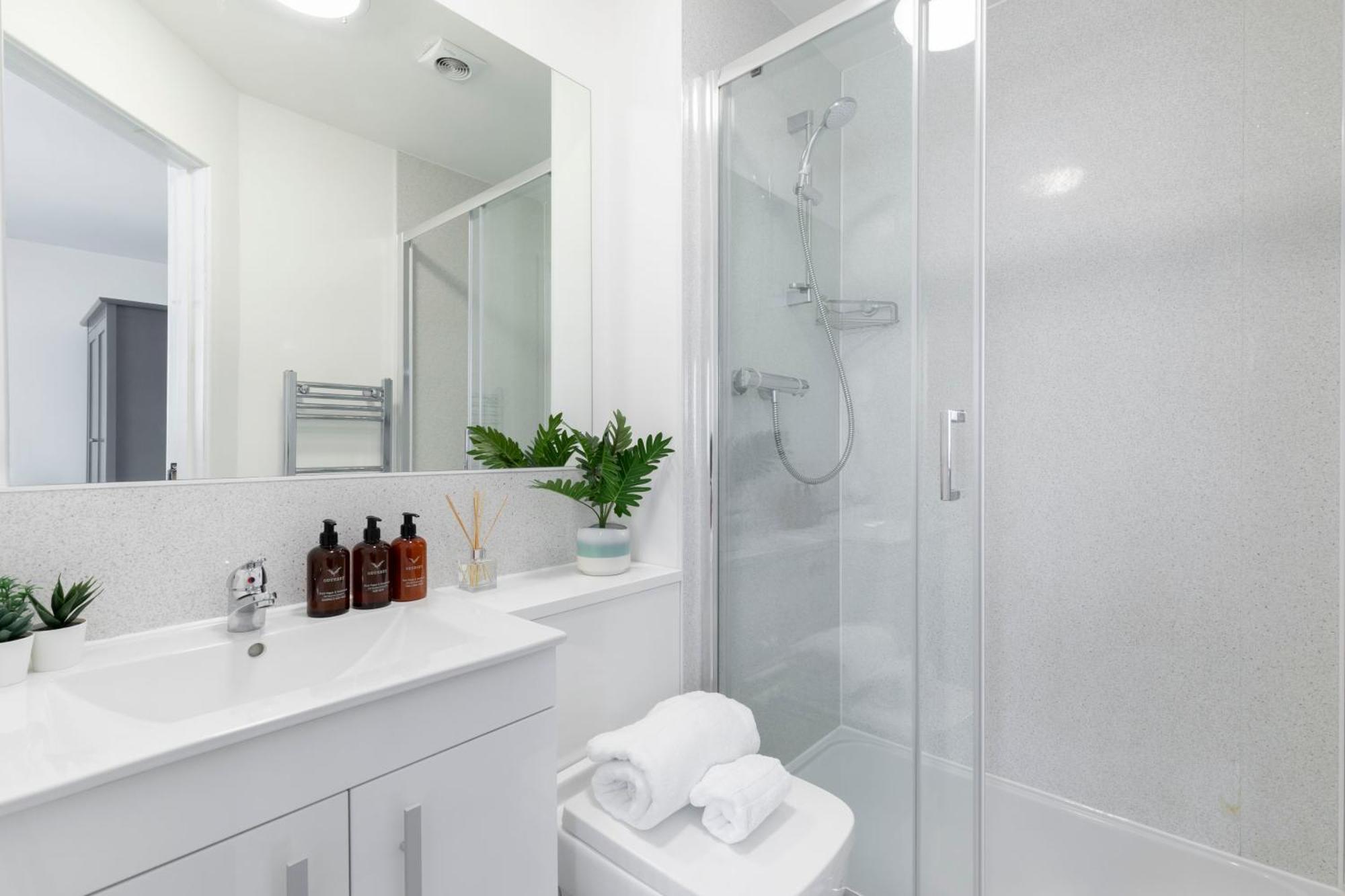 Modern Four Bedroom Four Bathroom Home 切尔滕纳姆 外观 照片